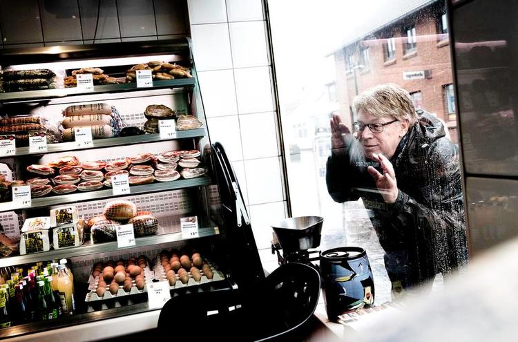 Forkælelse. Stig Fogh Andersen er en flittig besøgende i Gillelejes små specialforretninger, hvor blandt andet slagterens kylling og fiskemandens hvidløgsmarinerede rejer typisk er en del af udbyttet. 