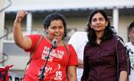 Sejr. Kshama Sawant (th.) og hendes socialistiske bevægelse  jubler over at have gjort Seattle lønførende balandt lavtlønnede i USA. 