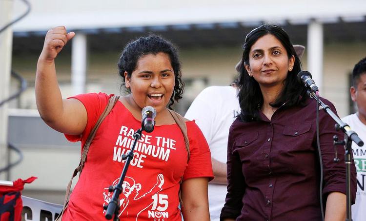 Sejr. Kshama Sawant (th.) og hendes socialistiske bevægelse  jubler over at have gjort Seattle lønførende balandt lavtlønnede i USA. 