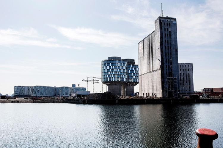 Byfornyelse. 'Hva Drikker Mølr'-siloen i den nye bydel i Nordhavn skal ombygges til boliger , selv om siloen oprindeligt skulle bruges til idræt og kultur. Kultur- og fritidsborgmester, Carl Christian Ebbesen er vred og mener, at idrætten glemmes.FOTO: By &amp; Havn / Peter Sørensen 