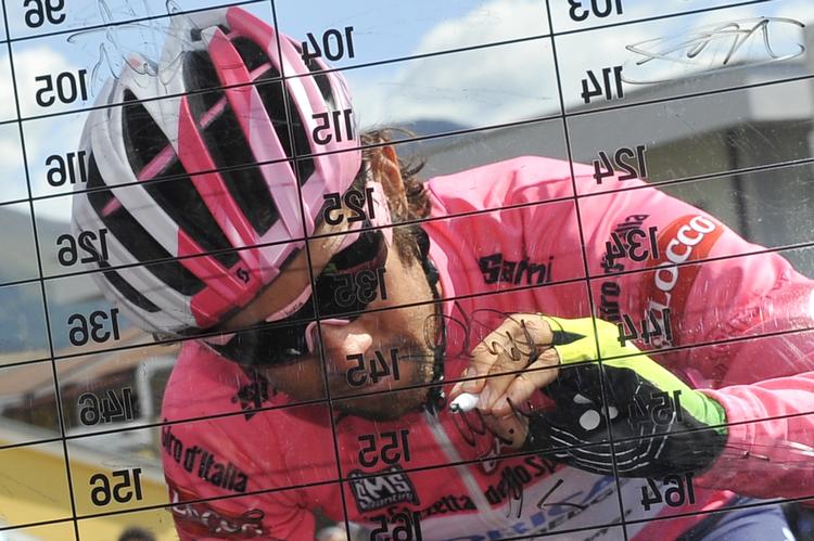 Frontfigur. Michael Matthews skriver sig ind før dagens etape. I morgen vil han atter være iført den lyserøde førertrøje. 