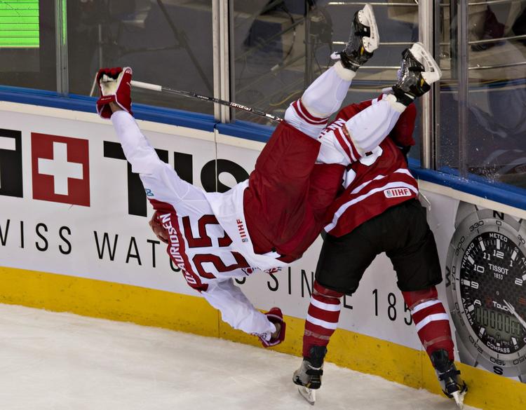 Nedtur. Oliver Lauridsen havde en skidt dag på isen. To fejl kostede to canadiske scoringer, og desuden fik han sig en flyvetur efter en tackling af Brayden Schenn i anden periode. 