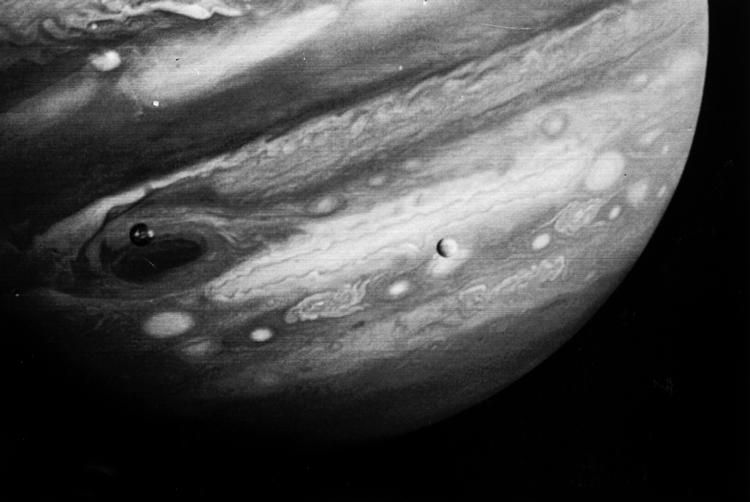 PLET. Planeten Jupitors plet har en rød farve. Pletten er enorm, men skrumper nu på grund af en super storm. 