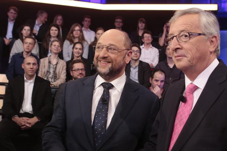 Retning. Den konservative Jean-Claude Juncker (t.h.) fører ifølge ny måling med et mulehår i kampen mod socialdemokraternes Martin Schulz (t.v). Vinderen kan blive ny formand for EU-kommissionen. 