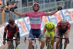 Giro. Rytterne styrtede i højre og venstre på dagens Giro-etape. Australske Michael Matthews vandt i den lyserøde førertrøje. Nu græder han glædestårer på Twitter. 
