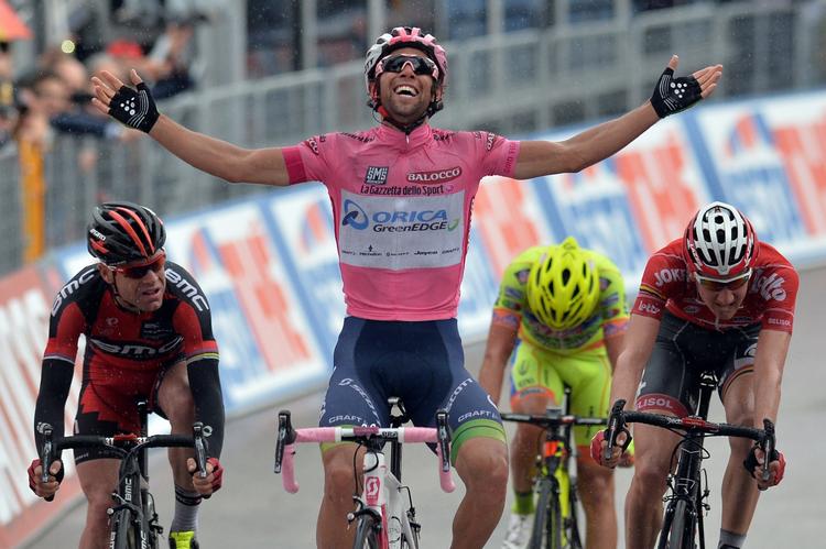 Giro. Rytterne styrtede i højre og venstre på dagens Giro-etape. Australske Michael Matthews vandt i den lyserøde førertrøje. Nu græder han glædestårer på Twitter. 
