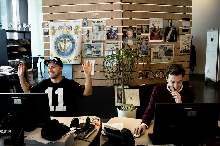 STOP. Peter Falktoft (med kasket) og Esben Bjerre er på to år blevet nogle af de hotteste navne i den danske medieverden - men nu stopper de deres radioprogram. 