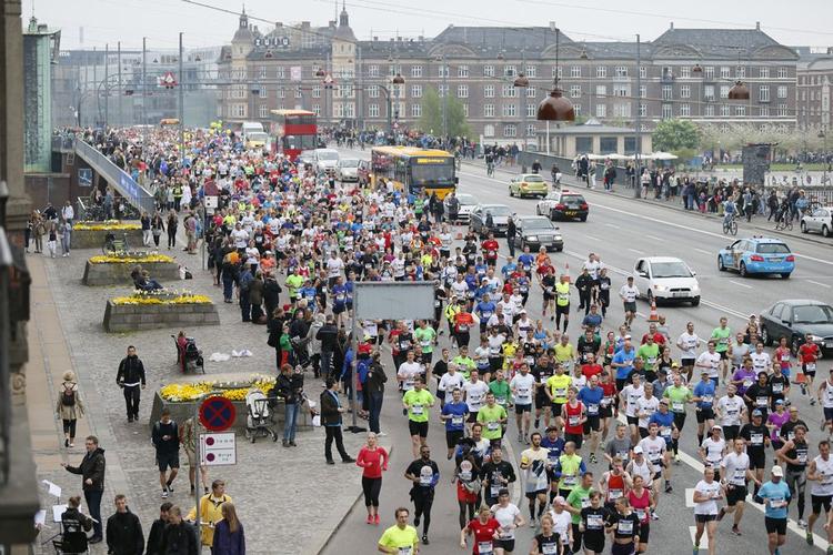 BILFRI. 14.000 løbere gør det svært for biler og busser at komme gennem København på søndag. 