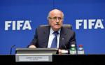 Hedeslag. Der er ganske enkelt for varmt til, at der kan spilles fodbold om sommeren i Qatar, erkender Sepp Blatter nu. 