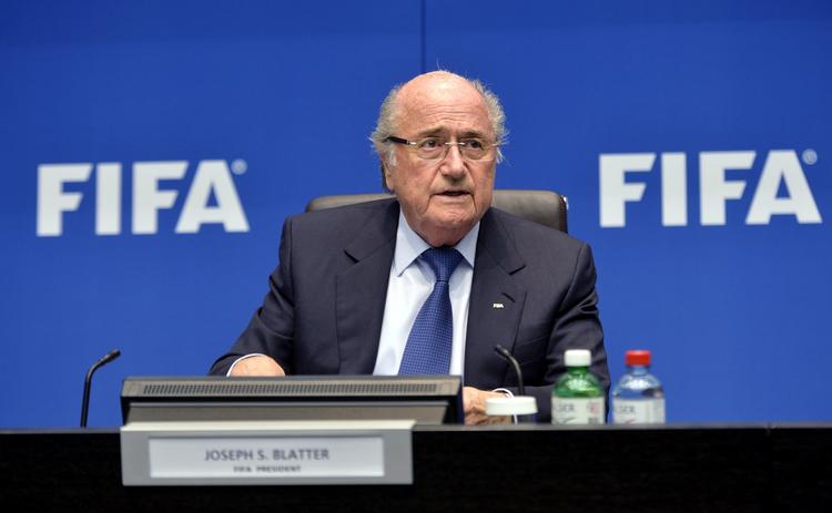 Hedeslag. Der er ganske enkelt for varmt til, at der kan spilles fodbold om sommeren i Qatar, erkender Sepp Blatter nu. 