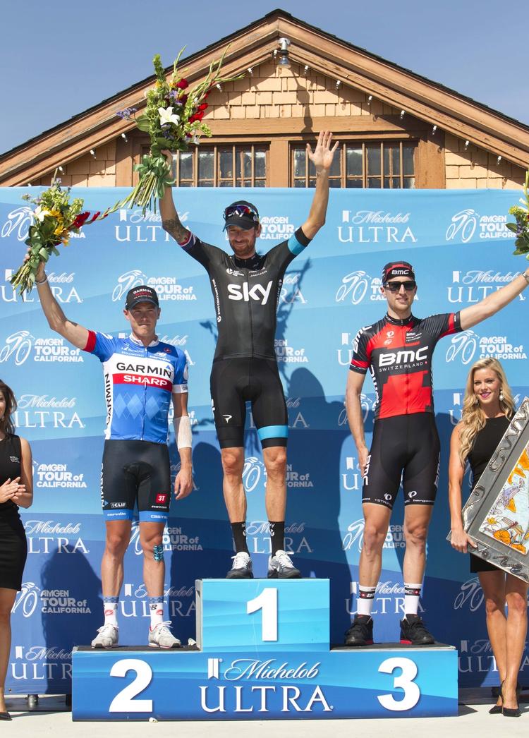 FØRENDE. Tidligere på ugen var Taylor Phiney (th.) også med fremme i det samlede klassement, der fortsat føres af Bradley Wiggins (i midten), men trods nattens etapesejr er amerikaneren langt efter sammenlagt. 