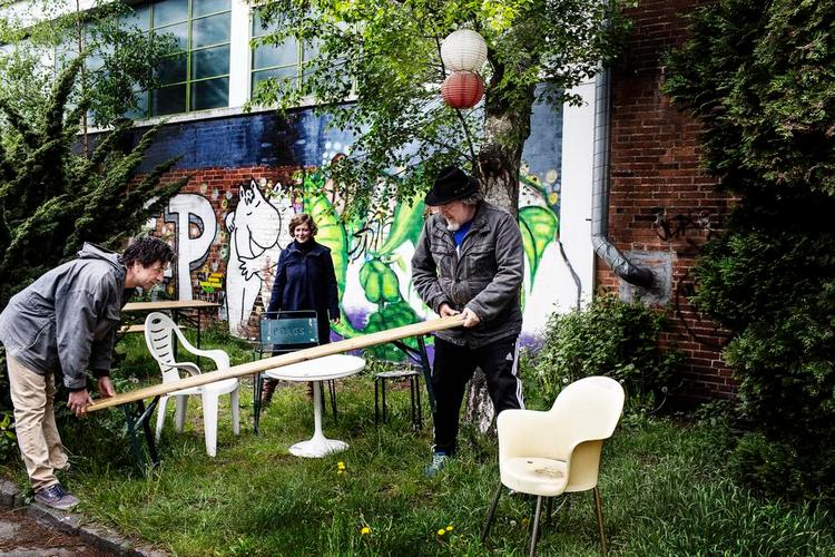 Klar. Københavneriet hjælper festivalledelsen på Prags Boulevard 42 med at indrette backstage-området. Det var hurtigt ordnet. 