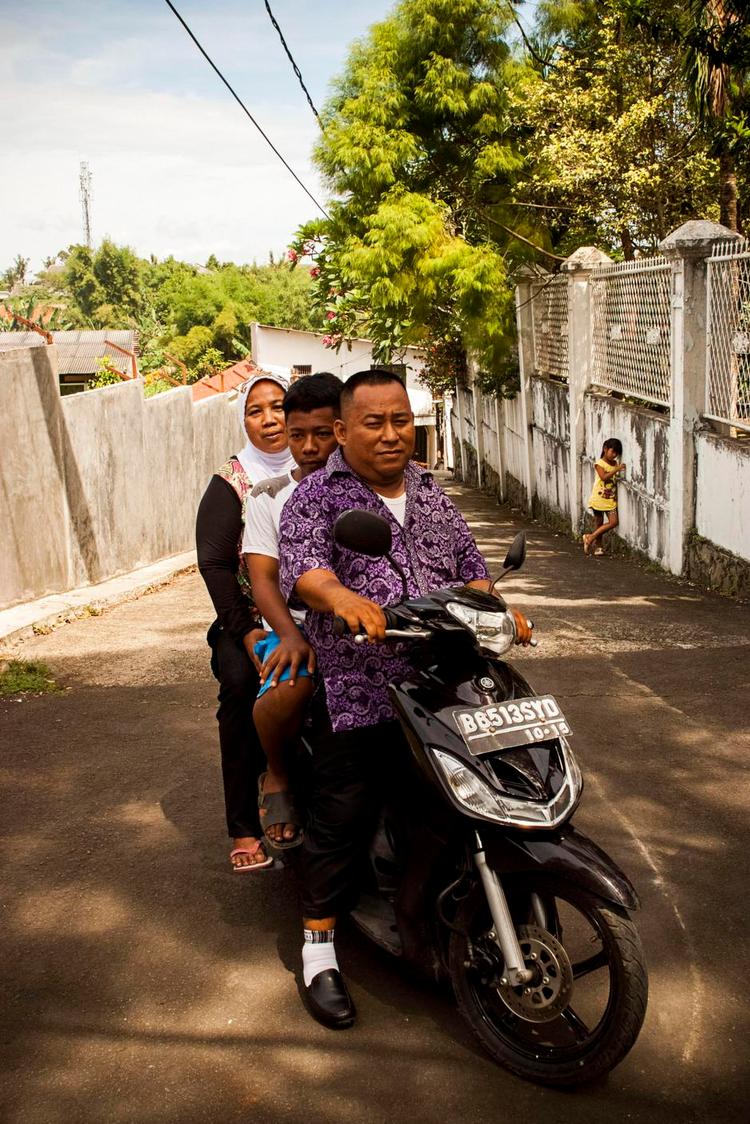 Nærtrafik. Faisal Kizal fra Jakartabruger bl.a. motorcyklen til at tjene lidt ekstra penge om dagen ved at køre med passagerer i nærområdet. 