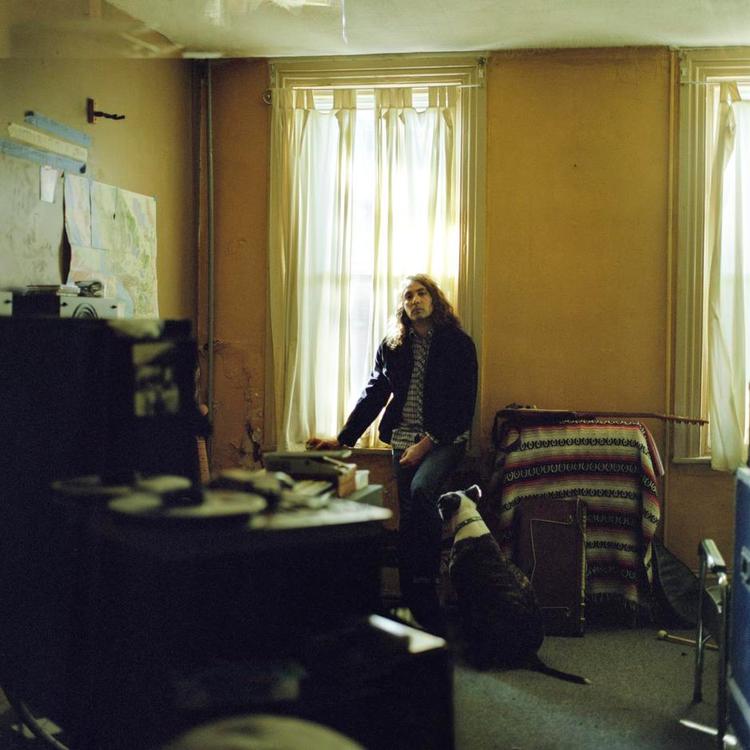 inde Bag gardinerne. Adam Granduciels liv brød sammen, da han kom hjem fra turné 