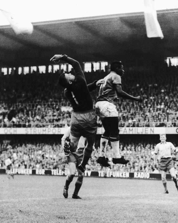 Entré. Brasiliens svulmende VM-historie tog fart i Sverige i 1958, hvor en 17-årig Pelé henrykkede en helt fodboldverden. 