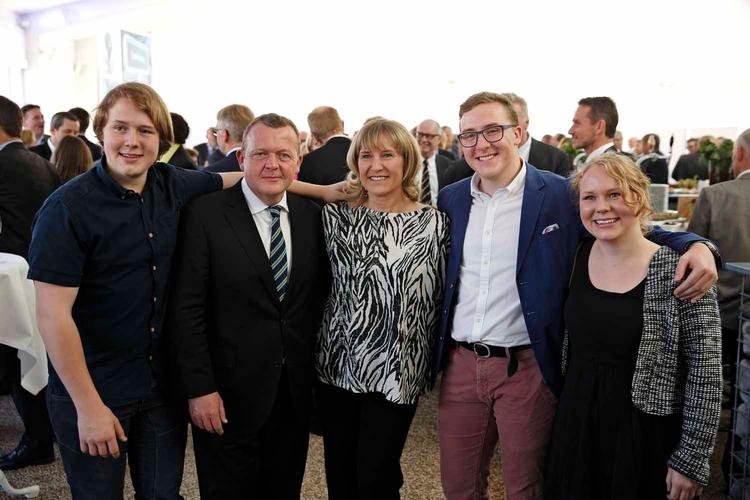 Familiært. Lars Løkke Rasmussen fik besøg af familien, da han forleden holdt reception i anledning af sin 50-års fødselsdag. Udgifter til familiens ferie har været med til at få V-formanden i kritisk lys. 
