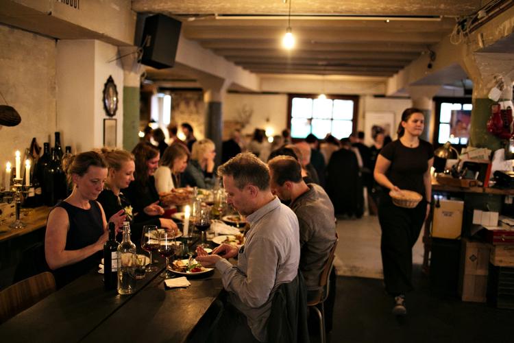 samvær. Man sidder tæ på Il Buco, men det er sjovt og givende. For at besøge madklubben skal man sende en mail til vært og ejer Christer Bredgaard. 