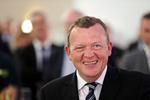 FØDSELAR. En glad Lars Løkke behøvede ikke at frygte snak om tøjkøb. Venstretoppen holdt sig til  lykønskninger frem for regnskabssnak. 