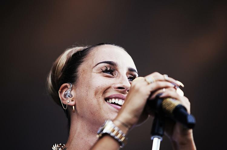 Reklame. Medina er en af de mange kendte danskere der modtager gratis gaver og kvitterer med et billede af produktet på det sociale medie 'instagram'. 