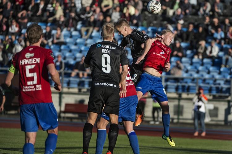 Comeback.Hvidovre-spillerne i rødt fik tre gange kæmpet sig tilbage i kampen mod favoritterne fra Silkeborg. 