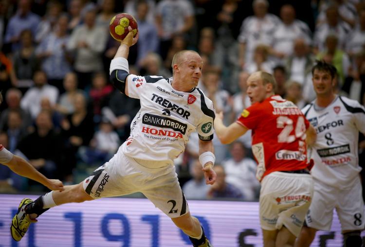 Sejr. Kolding Københavns Lukas Carlsson tager sig en flyvetur på vej mod guldet 