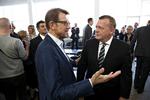 Vending. I fredags hyggede Lars Løkke Rasmussen sig med familie og venner (her eks-minister Helge Sander) i anledning af sin 50-års fødselsdag. Nu er han tilbage i det kritiske søgelys på grund af sine bilag. 