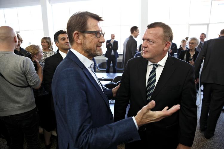 Vending. I fredags hyggede Lars Løkke Rasmussen sig med familie og venner (her eks-minister Helge Sander) i anledning af sin 50-års fødselsdag. Nu er han tilbage i det kritiske søgelys på grund af sine bilag. 