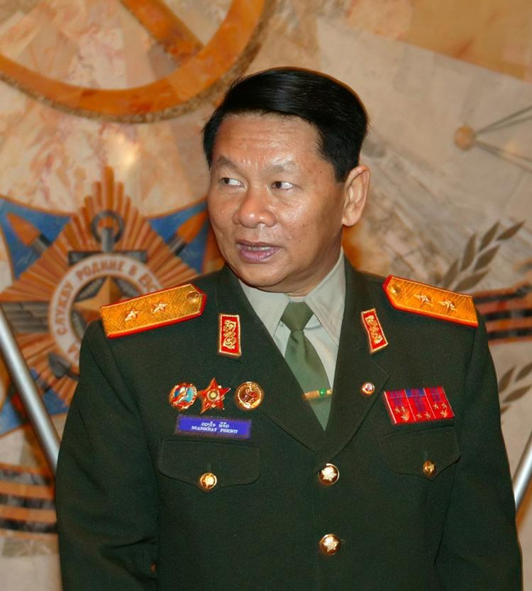 Død. Duangchay Phichit fungerede ud over sin post som forsvarsminister også som vicepremierminister. 
