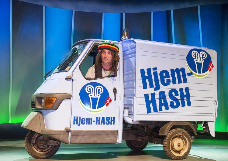 klassiker. Niels Ellegaard sprudler i nummeret 'Hjem Hash', der har potentiale til at blive en revyklassiker. 
