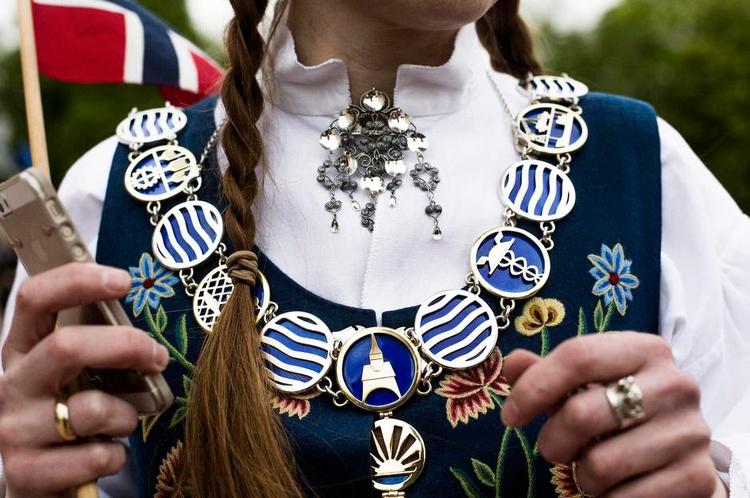 hyldest. I dag fejrer Norge, at landets grundlov blev underskrevet for 200 år siden. Det gør de med nationaldragter og flag og fædrelandssange i en grad, som vi slet ikke kender i Danmark. Det er unge som gamle. Brune og hvide. De hylder den store enhed, friheden og demokratiet. 