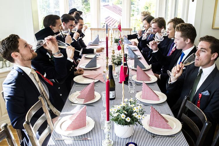 De fleste af de unge mænd har taget jakkesæt på. Der er tale om italienske folkedragter af ypperste kvalitet tilpasset kroppen indtil mindste detalje. Skæggene er trimmet til perfektion. Skoene er pudsede. Skjorterne flade. 