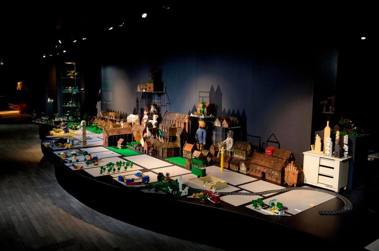 Miniby. Modelhusene i brændt ler, der tidligere stod på pladsen foran Københavns Museum, er blevet flytte ind i børneudstillingen 'Drømmen om en by', hvor de indgår i Shane Brox' legobygge- eldorado. 
