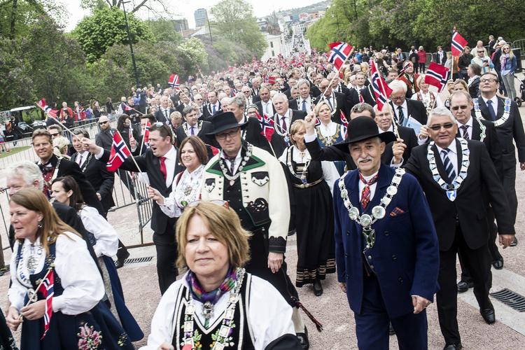 nationaldagen. Mange danskere er vokset op uden nogensinde at have fejret en nationaldag, mens nordmændene tager deres dag anderledes alvorligt. 