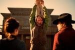 hårdkogt. Western-traditionen tro kan Mads Mikkelsen tage de tæv, der falder på ham. Kujonerne skal findes i den lille by. 