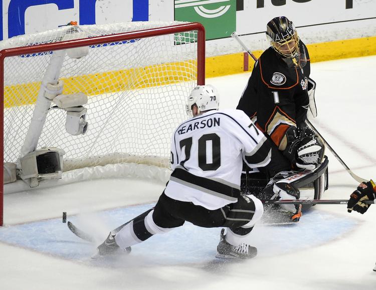 ude. Frederik Andersens 'konkurrent' i Anaheim-målet, Jonas Hiller, må se Los Angeles Kings score i slutspilsopgøret. 