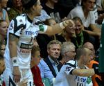 titel-jæger. Jens Boesen (midt) følger med fra tilskuerpladserne under en KIF-kamp. 