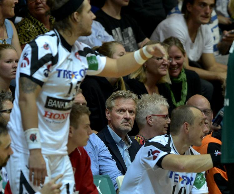 titel-jæger. Jens Boesen (midt) følger med fra tilskuerpladserne under en KIF-kamp. 