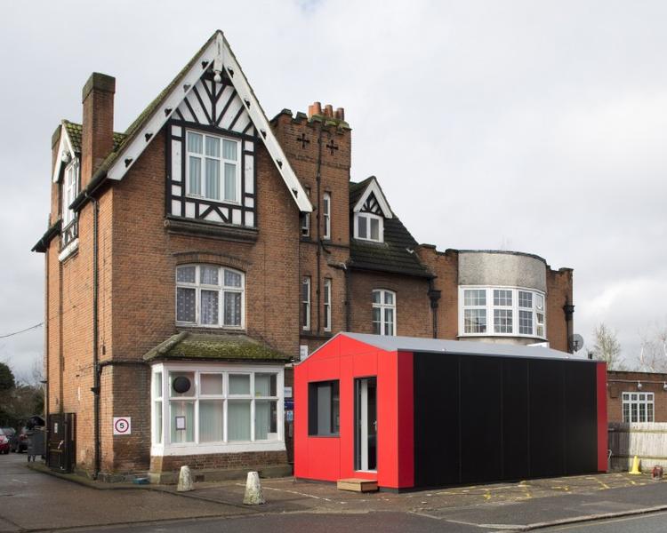 YCube er nu opstillet i foreløbig et enkelt eksemplar som prototype ved siden af Andy Redfearns kontor i Wimbledon i det sydvestlige London 