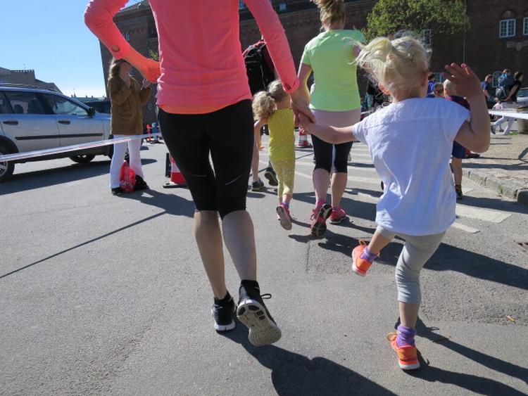 OVERSKUD. Frederikke på fire år har kræfter til gadedrengehop på vej mod mål i Mini Maraton. 