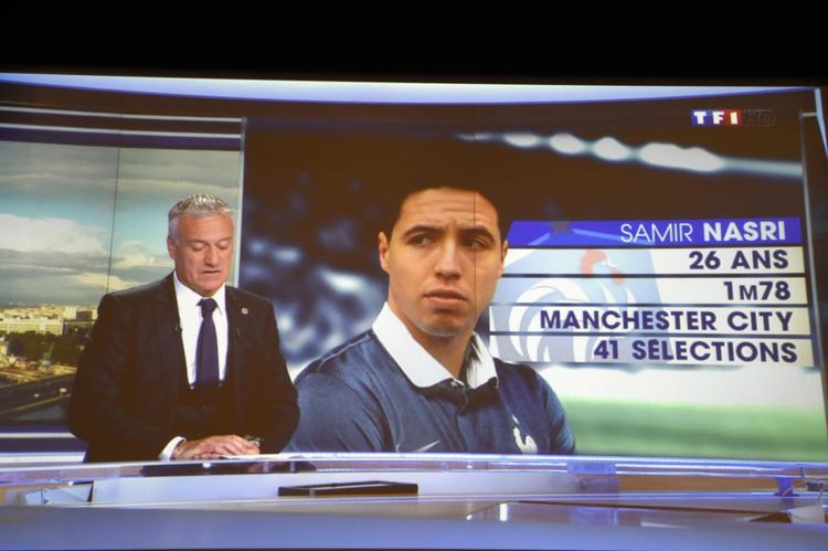opførsel. Landstræner Didier Deschamps forklarer sit fravalg af Samir Nasri (th) på fransk tv. Nasri er slet ikke med i 30-mandstruppen, der senere skal skæres ned. 