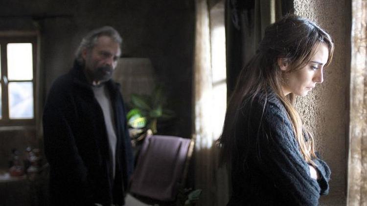 Vinterhi. Aydin og Nihal spillet af Haluk Bilginer og Melisa Sözen fordybet i en meget lang samtale i Nuri Bilge Ceylands fornemme 'Winter Sleep'. 