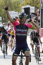 dobbelt. Diego Ulissi vinder her femte etape af Giroen. I dag vandt han igen i et hidsigt bjergopgør, hvor et udbrud af Pierre Rolland først blev hentet  300 meter før mål. 