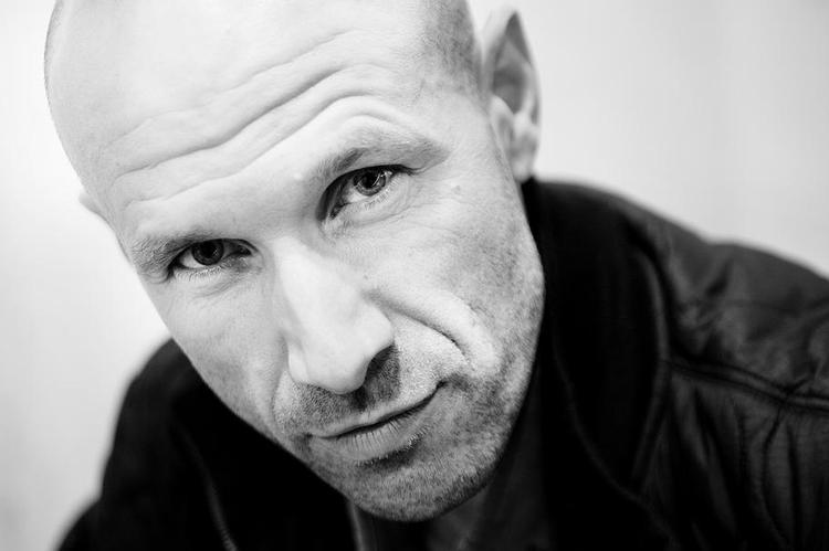 Kritik. Sidste år fik Adam Holm mundkurv på af DR, fordi han skrev en kritisk kronik om religion. Nu får DR kritik af Ombudsmanden. 
