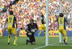 1-1.  Atleticos Diego Godin har netop scoret det udlignende mål mod Barcelona, der flytter mesterskabet til Atleticos del af Madrid for første gang siden 1996. 