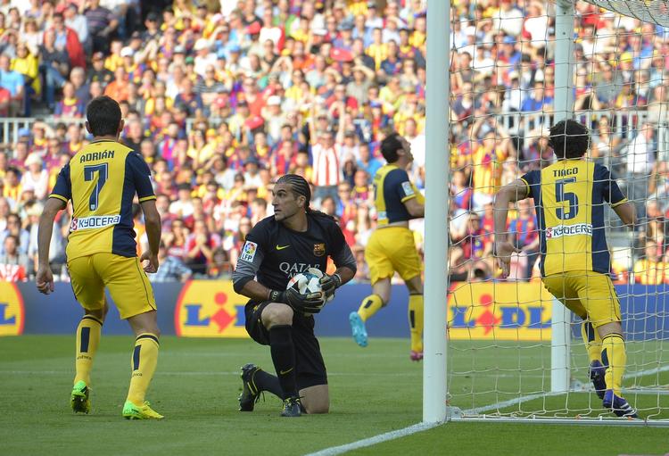 1-1.  Atleticos Diego Godin har netop scoret det udlignende mål mod Barcelona, der flytter mesterskabet til Atleticos del af Madrid for første gang siden 1996. 