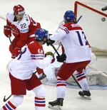 Comeback. Den tjekkiske veteran Jaromir Jagr (forrest i billedet) scorer her på Simon Nielsen, men den danske målmand endte alligevel som en af dagens helte. 