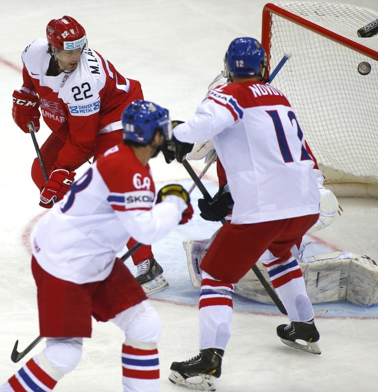 Comeback. Den tjekkiske veteran Jaromir Jagr (forrest i billedet) scorer her på Simon Nielsen, men den danske målmand endte alligevel som en af dagens helte. 