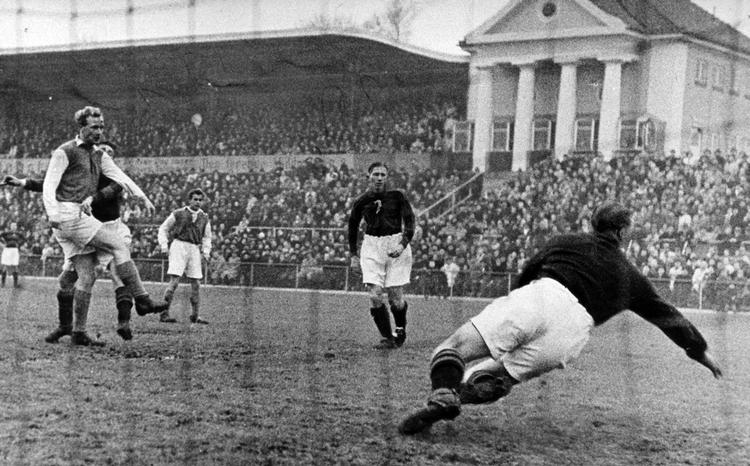 Scoring. Knud Lundberg er et af de fodboldnavne, som ældre generationer stadig husker med et smil om læberne. 