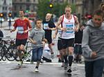UNGDOMMELIG. Knægten her skal næppe ud på alle 42 kilometer, men gennemsnitsalderen falder i feltet. 