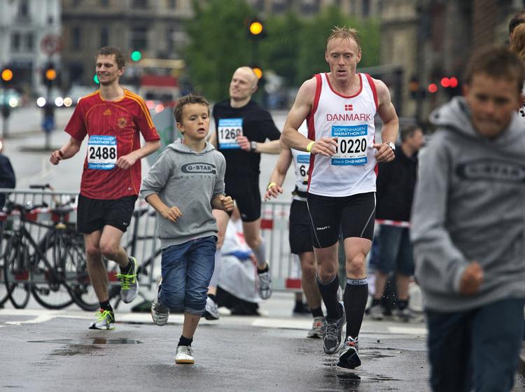 UNGDOMMELIG. Knægten her skal næppe ud på alle 42 kilometer, men gennemsnitsalderen falder i feltet. 